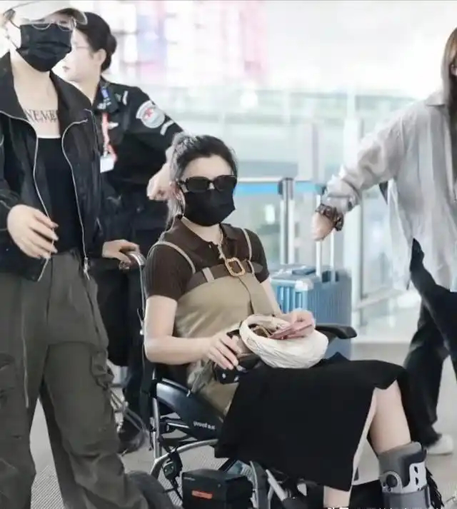 陈妍希坐轮椅现身上海 跟腱断裂仍笑着给粉丝签名 这究竟是敬业还是无奈 