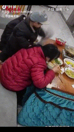 近日，湖南宁乡，一家人正在吃火锅，3岁的男孩在旁边玩耍，突然，男孩抓起枕头就往餐