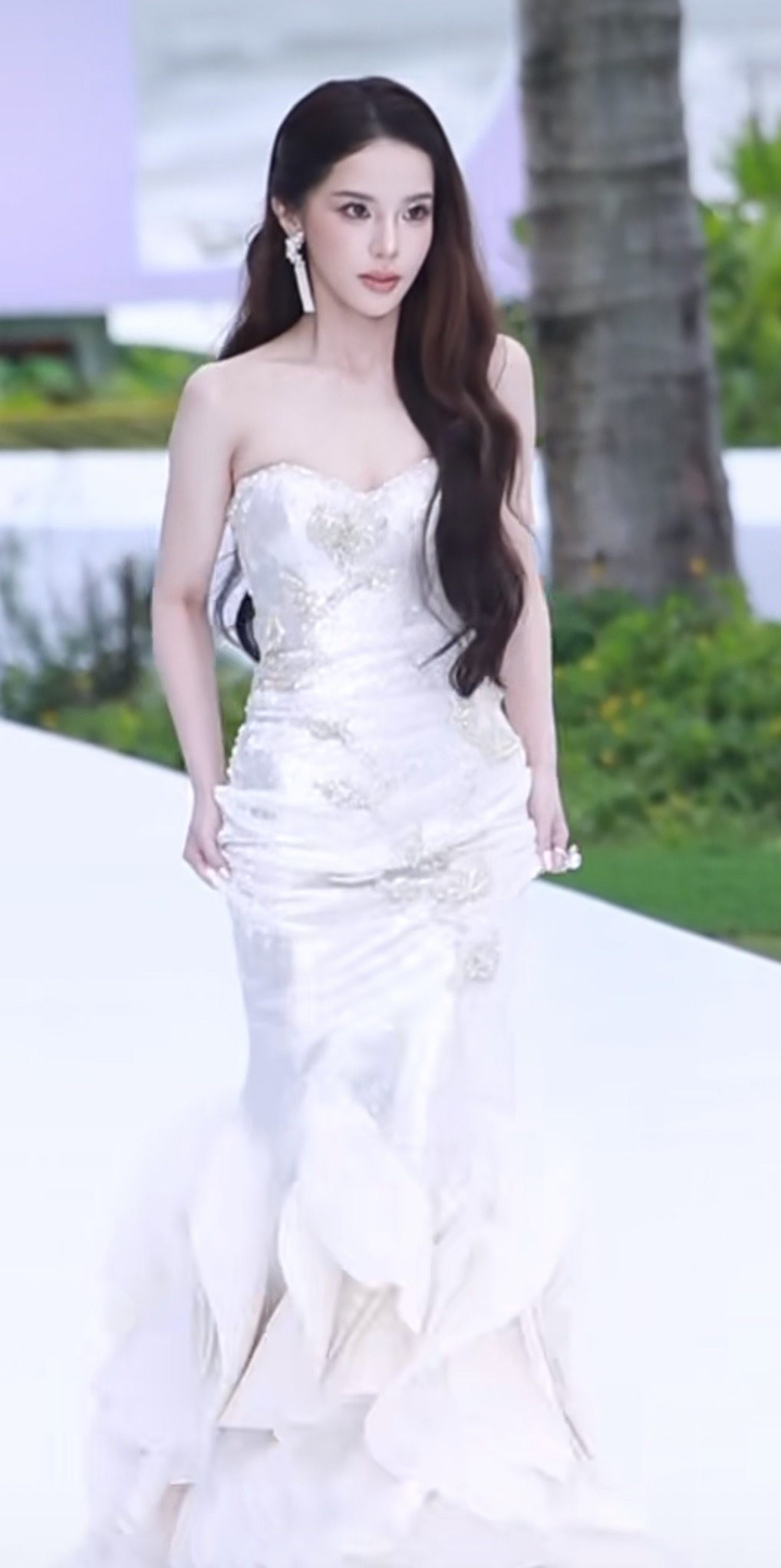 网红迅猛龙、易梦玲、一枝南南、方圆ELLE红毯🈶，你最喜欢谁的造型呢？ ​​​