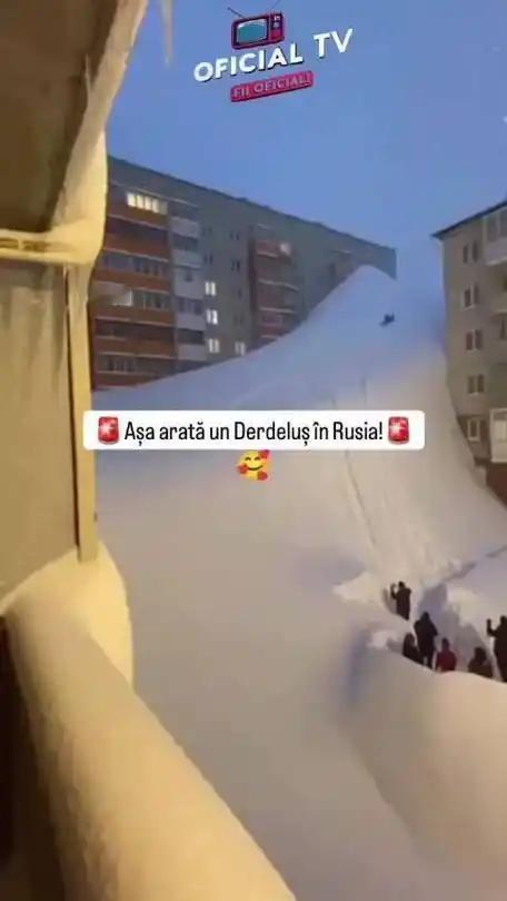 有人“跳楼”出门有人拍“跳楼”视频、还有人摔骨折了。日积雪深度达12～15米，1