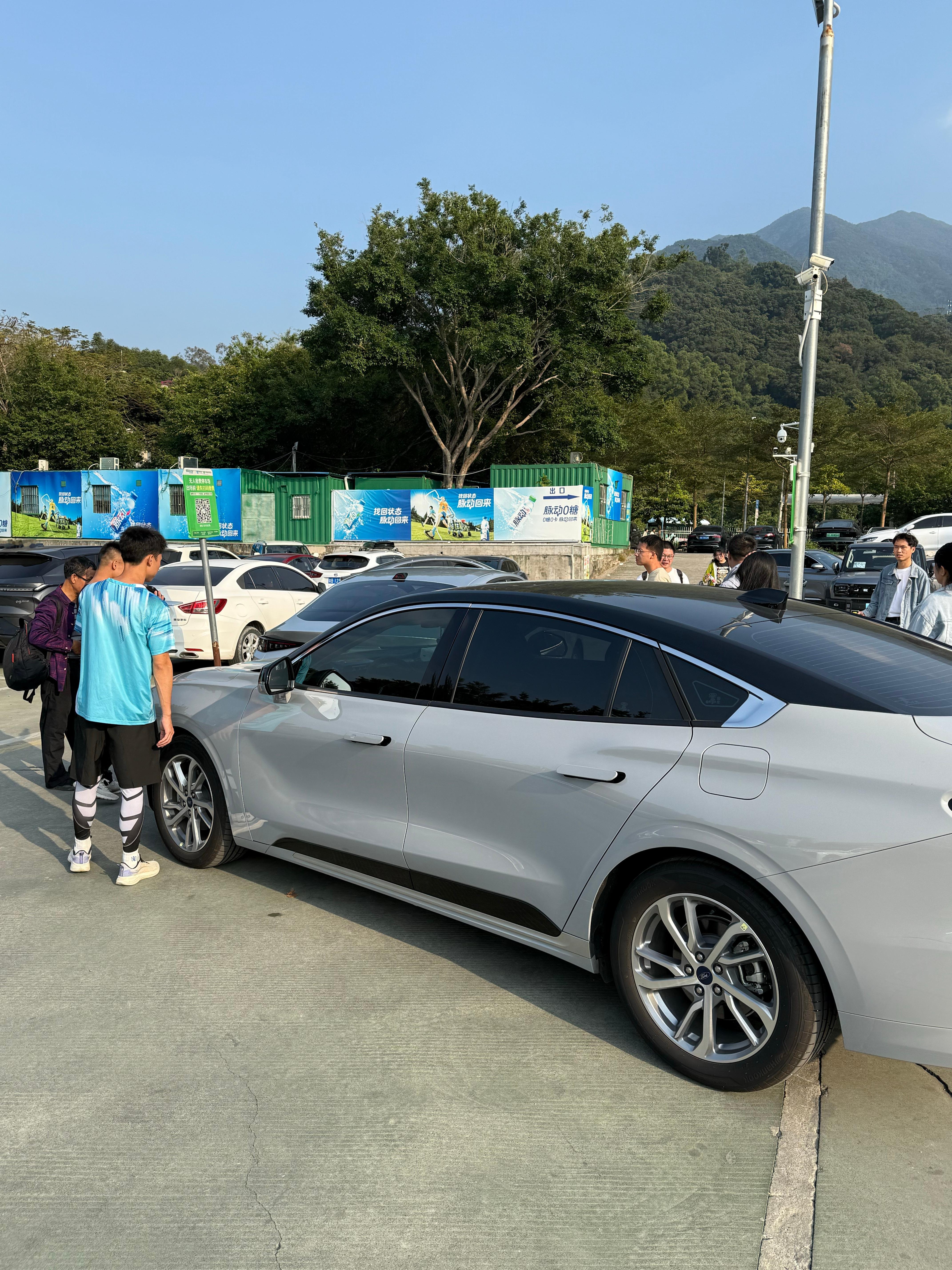 在停车场里也能撞，后车说是开车架手机掉边上了去捡，结果没注意前车，低头再抬头就直