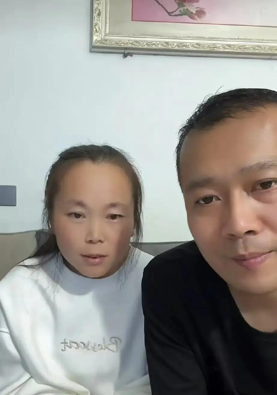 甘宇翼说炸串店过两天重新开张。

我脑补了一下油锅咕嘟咕嘟冒泡的画面。

静静抱