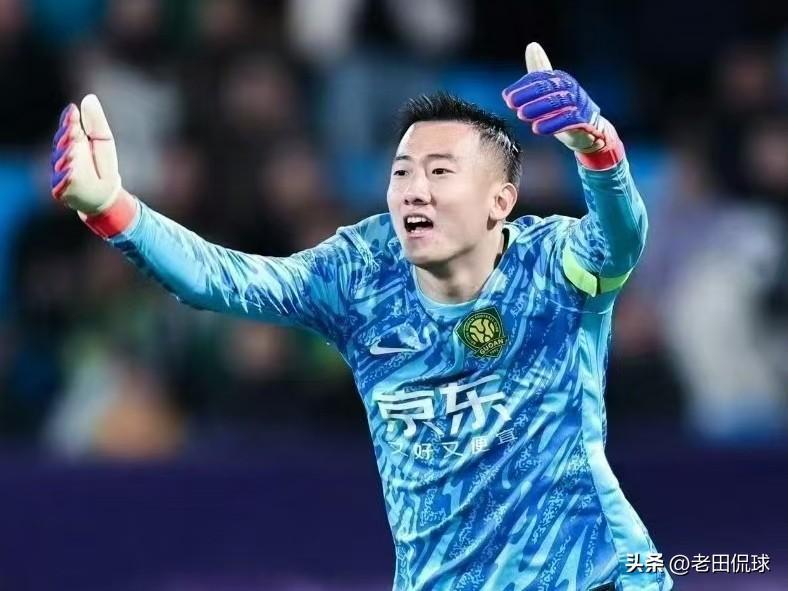 韩佳奇将在新赛季改穿22号球衣。22号球衣在国安队史有着举足轻重的地位，队史最佳