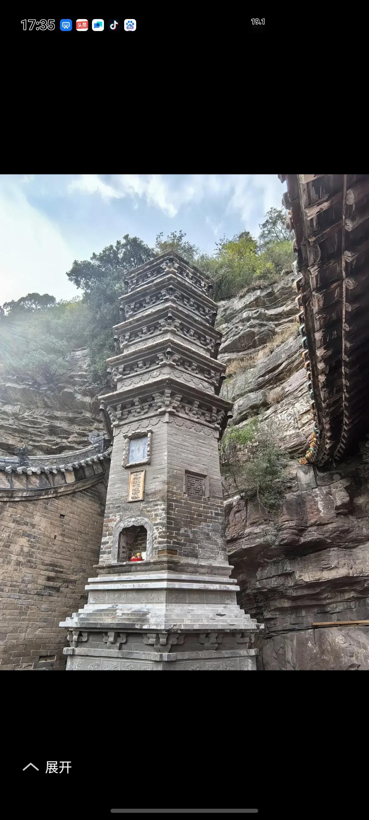 上联：古塔依崖擎碧宇
下联：迎客孤峰撑宇宙