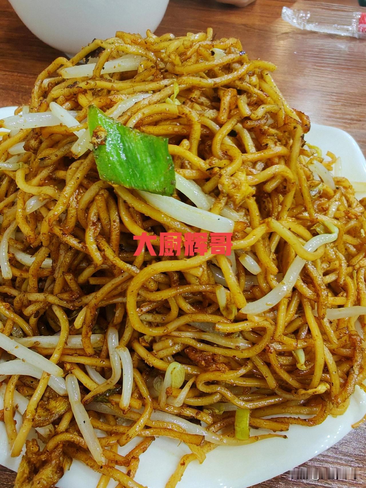 继续聊山西面食，在运城期间多次打卡各种面食。今天聊聊孜然炒面，干香爽滑，挺有意思