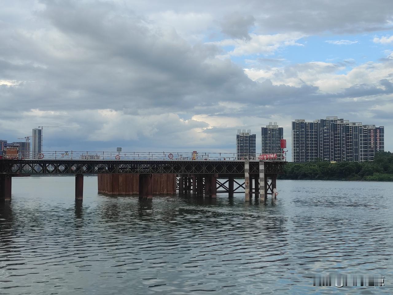 要么停工，要么磨洋工；要么烂尾，要么转让！
这个景象放在十年前，恐怕谁也不会相信