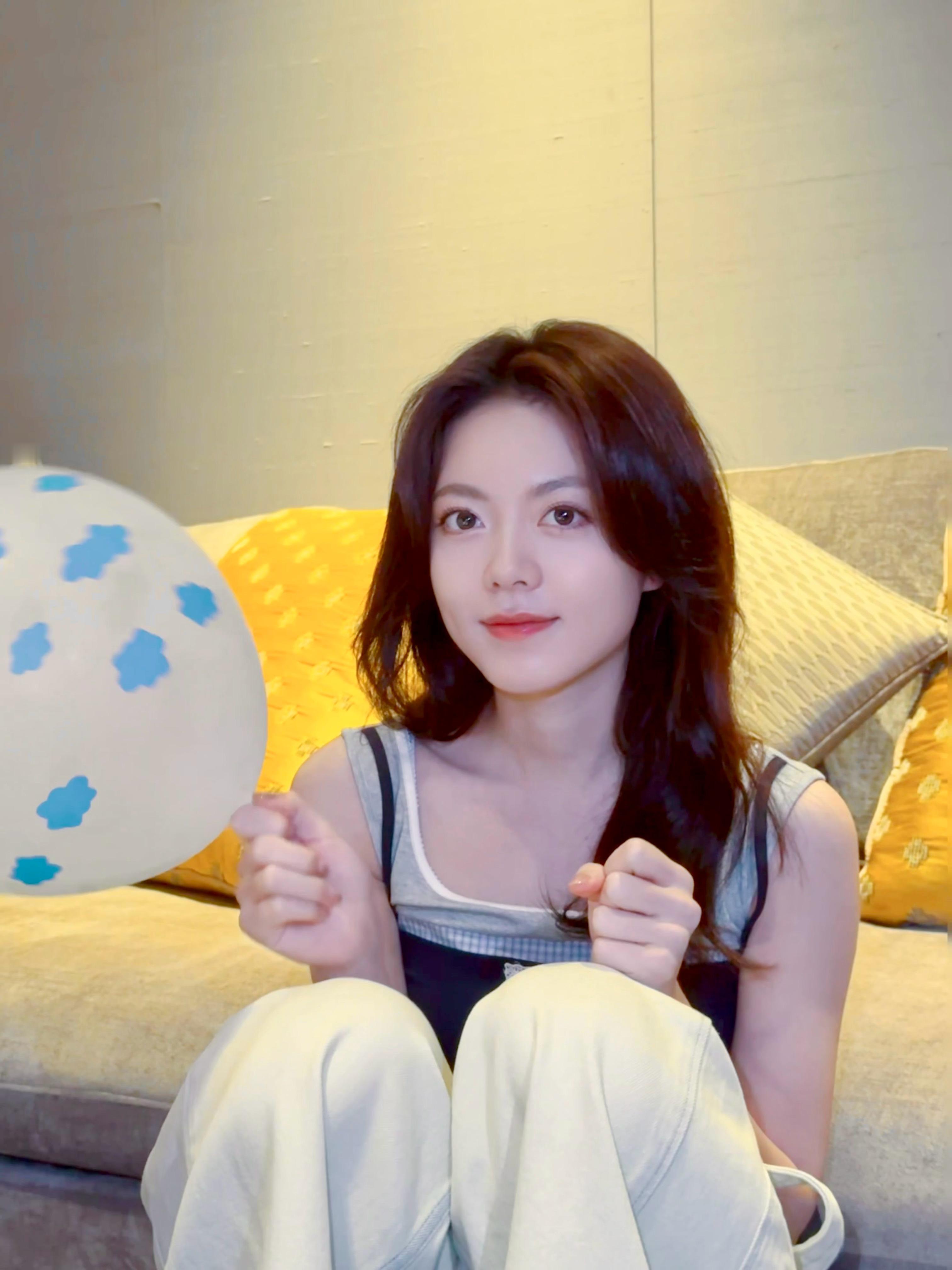 赵今麦机场给粉丝飞吻  在复制粘贴的时代，你是手写的诗