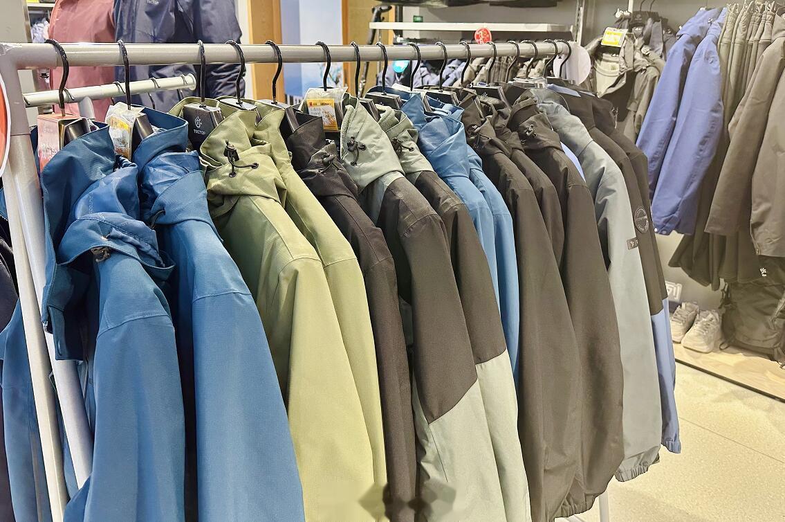 【今年冬天穿什么？#花棉袄军大衣掀起最炫复古风#】天寒地冻，多股冷空气接连登场，