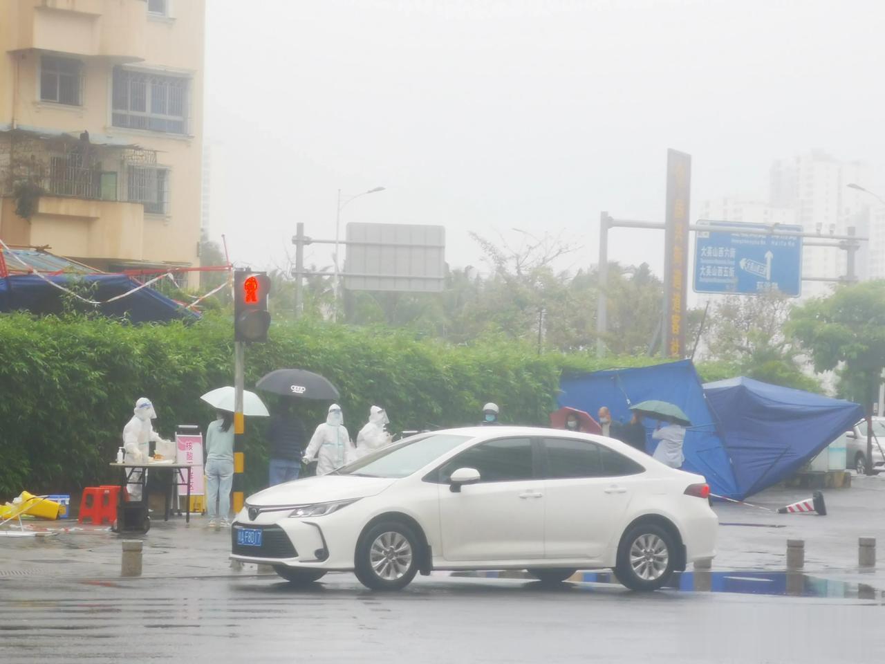 这两天的海口下起了小雨，气温还降低了，因为疫情的关系大家都呆在家里减少外出，不给