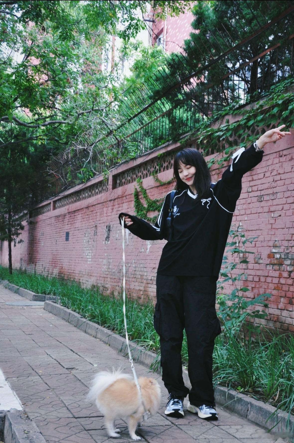 张佳宁的日常照简直是少女感满满！她不仅在荧幕上展现出迷人的气质，私下里也非常热爱