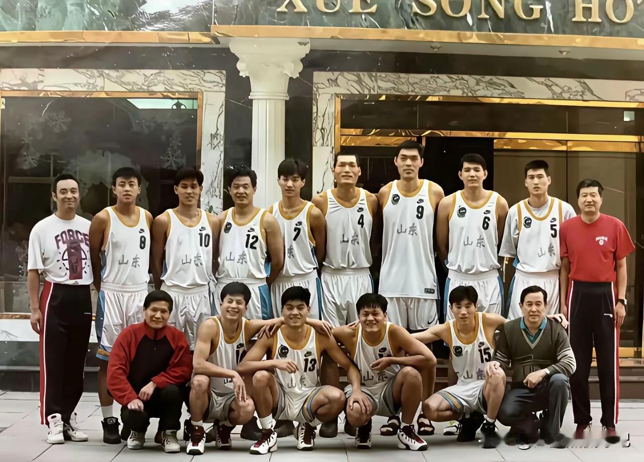 能够认出这些人的球迷估计都老了，大家还能说出他们的名字吗？