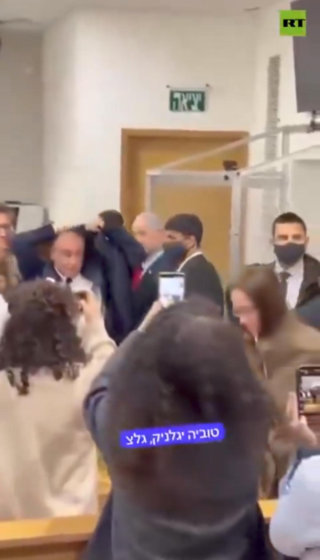 新闻快讯——“你最终难逃牢狱之灾！”——内塔尼亚胡贪腐案庭审现场遭遇激烈抗议
“