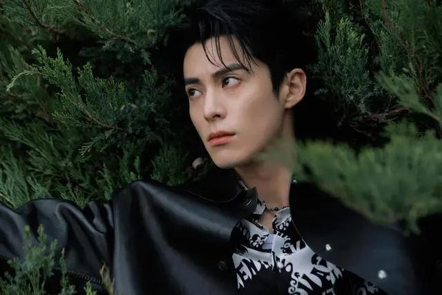 王鹤棣露无腹肌的小肚子被嘲，其实他相比其他偶像男星来说，不是很热衷健身，他一直很