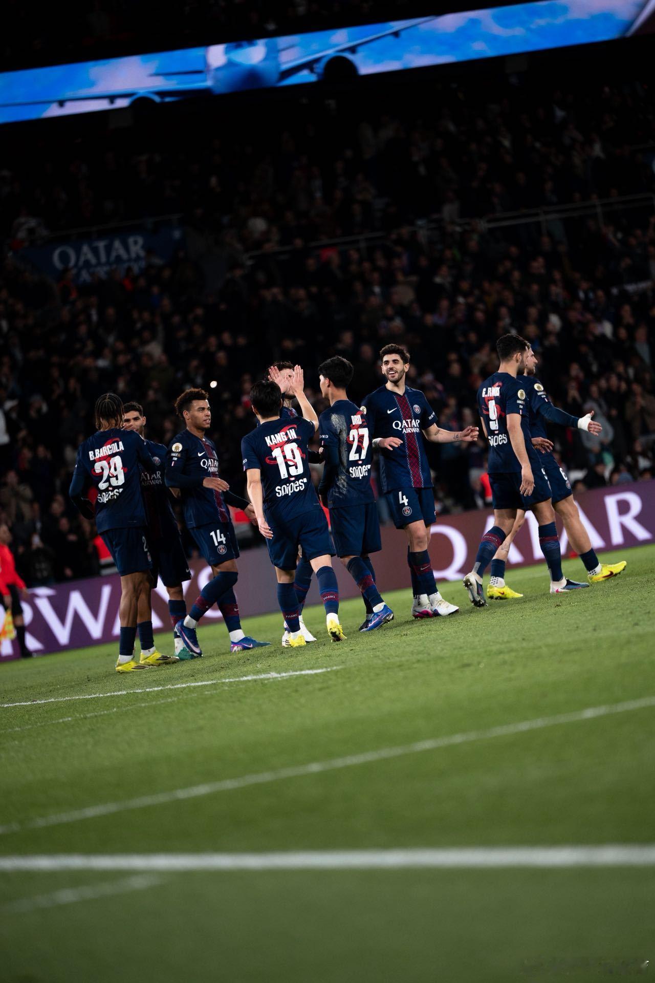 王嘉尔巴黎圣日尔曼联名球衣法甲著名球队全新球场战衣亮相，最新球衣是国际艺术家、品