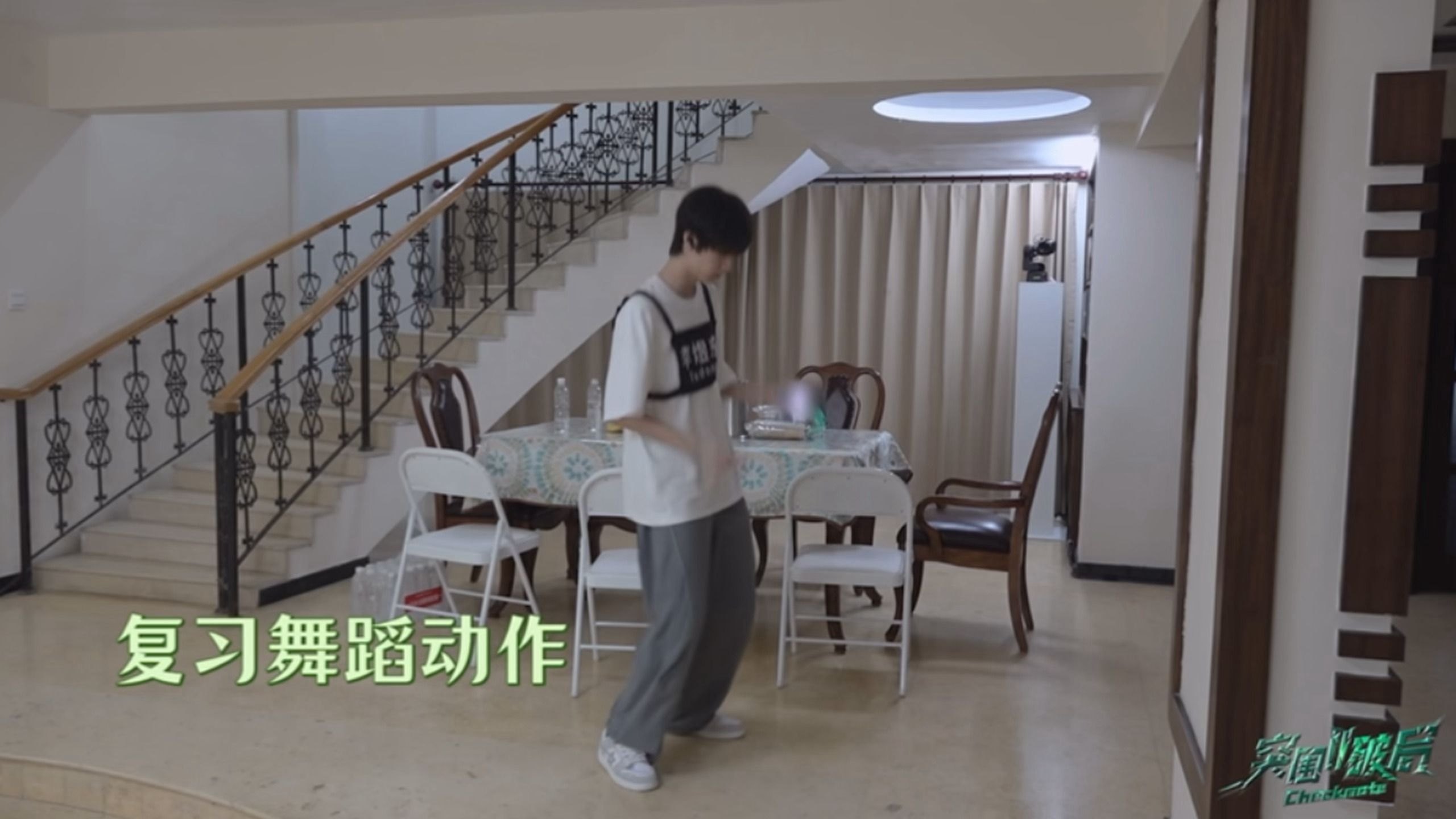 李煜东 身边换了很多人不变的是一直在跟练的李煜东感冒了状态不好一个人穿着外套也没