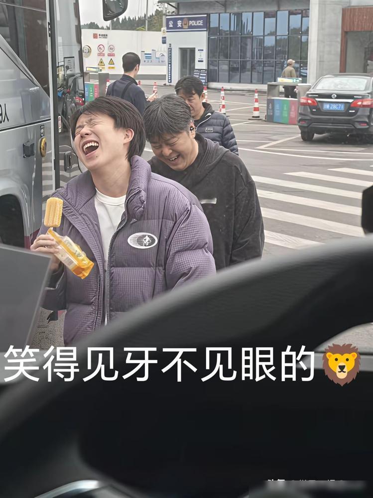 国乒头哥王楚钦，裹厚羽绒服啃哈根达斯，笑到眼泪飙！
刚从零下2度的成都飞27度