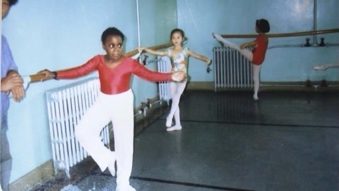 刘诗诗小时候学舞蹈的老照片，优雅的身姿像骄傲的天鹅 