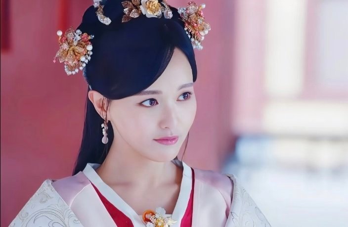 唐嫣『Day3：保存的第一张糖的照片』“初见你是你叫李未央，再次见你时你已叫唐嫣