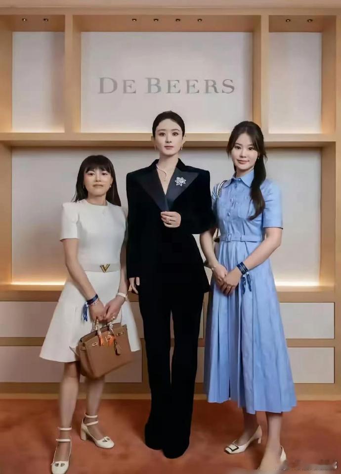 赵丽颖和周冬雨印象中挺娇小的，没想到和粉丝合照就成了巨人 ​​​