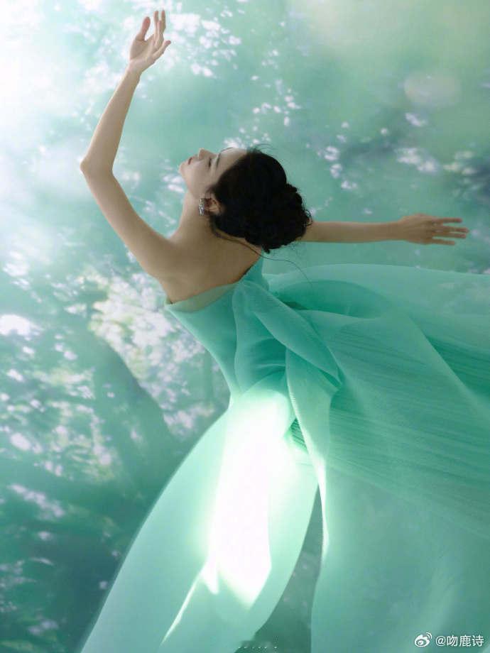 陈都灵星光大赏第二套这条薄荷绿婚纱裙完美诠释了陈都灵的优雅与甜美，轻纱的层叠设计