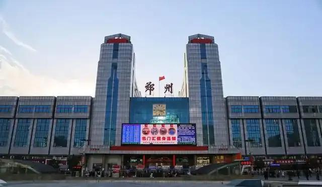 武汉与郑州在交通枢纽地位上，谁更高？
武汉与郑州的交通地位比较，应从多方面来看，