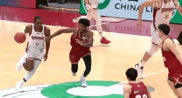 演技不错！

迪亚洛被刘泽一撞倒之后，表情非常的痛苦！

但是，很快又跟没事人一