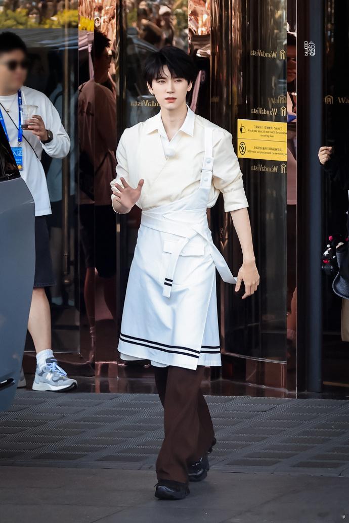 奔跑吧周翊然路透周翊然奔跑吧厨师造型 奔跑吧周翊然路透，周翊然奔跑吧厨师造型，谁