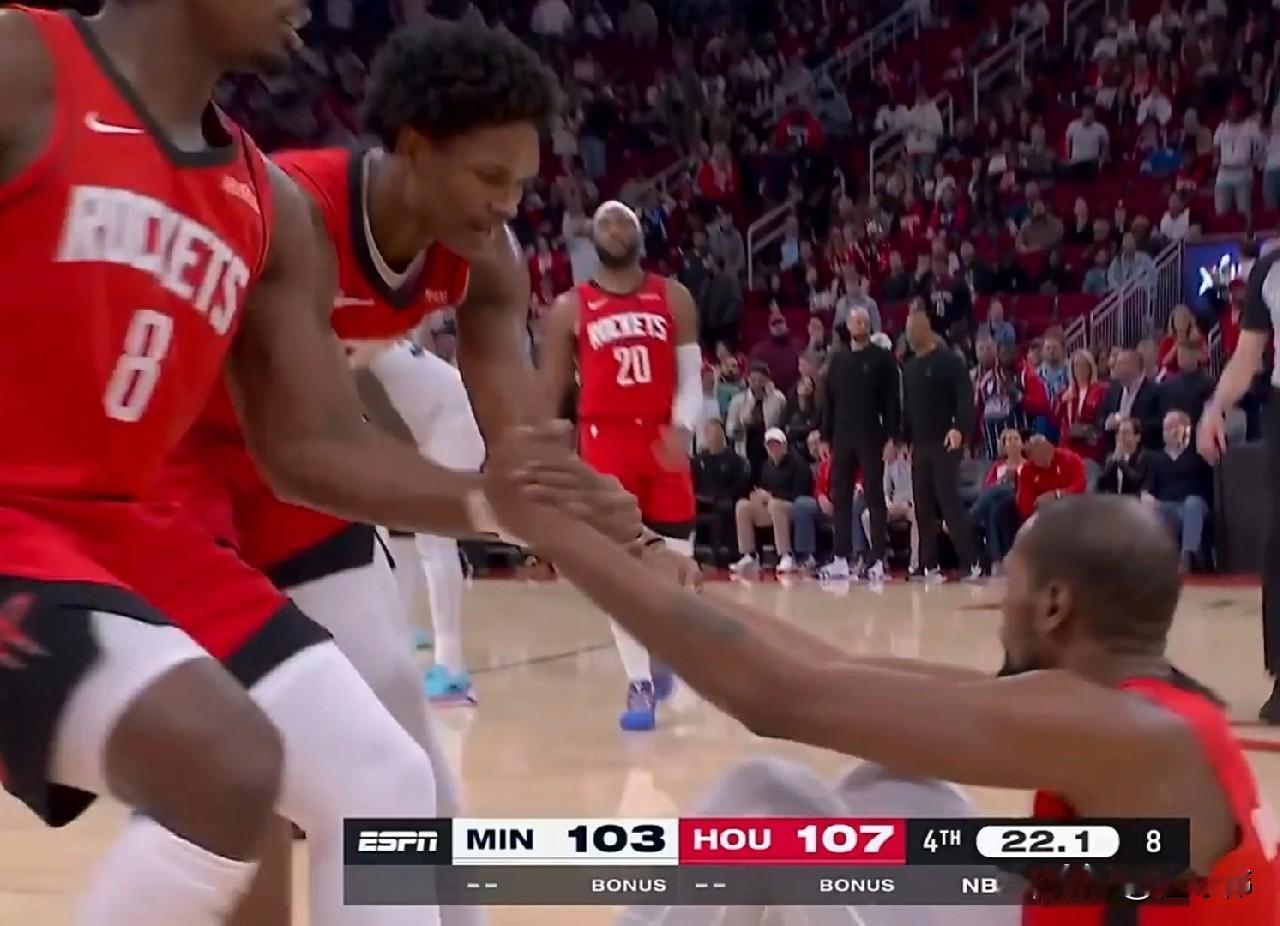 极高评价！阿门谈老大哥杜兰特：

“今晚是属于KD的夜晚。”

“他那些高难度的