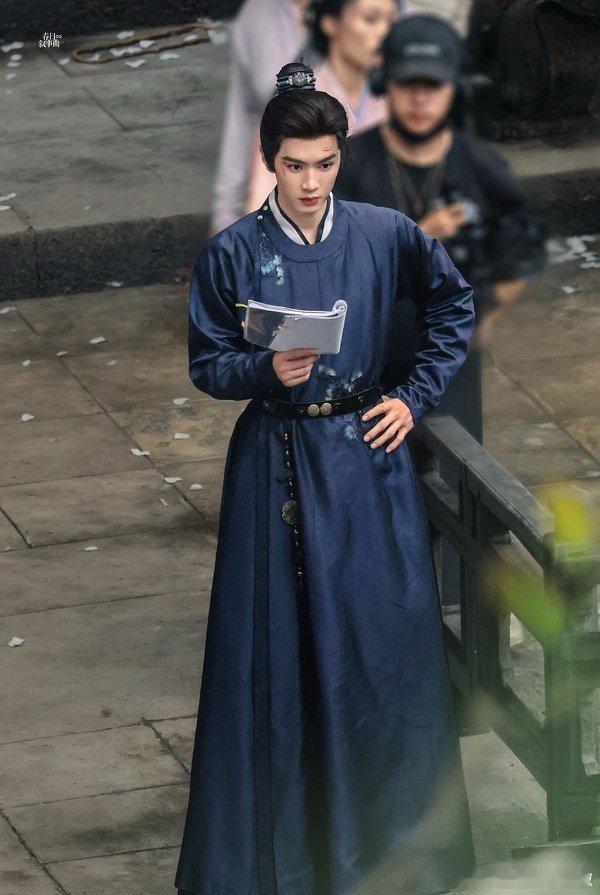 光看衣服就知道男主地位很尊贵，温文尔雅风度翩翩 