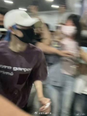 余宇涵蓝发造型余宇涵染了蓝发   嚯谁家帅弟弟染了蓝发？ ​​​