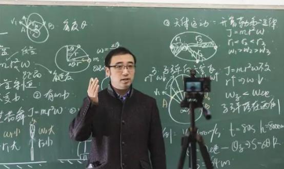 清华北大双料学霸李永乐，在北京找工作的过程中处处碰壁，外企不要他，500强也不要