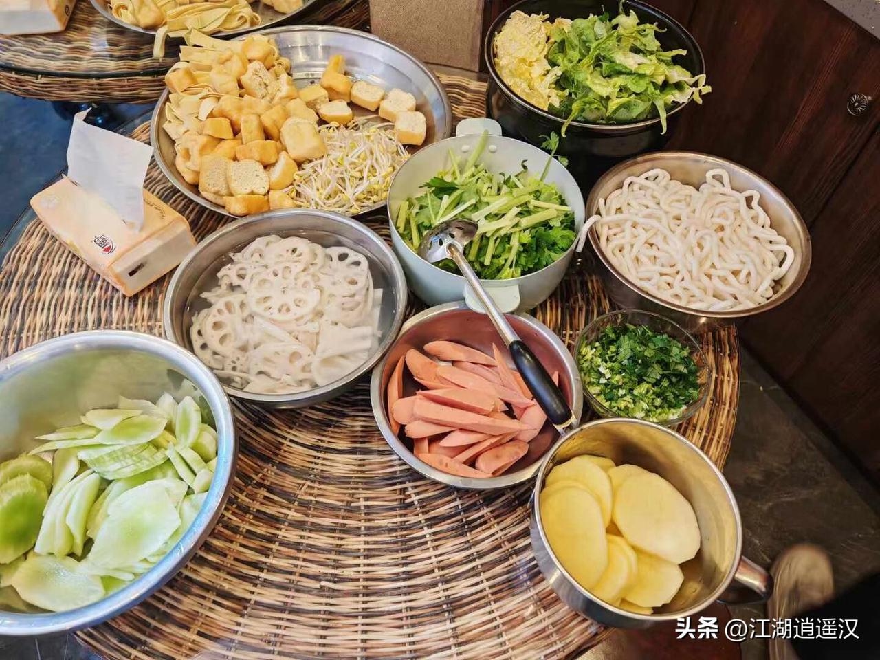 谁懂啊！今天的快乐是甘肃麻辣烫给的！🤤自己准备好的食材，挑满藕片、豆泡、土豆粉