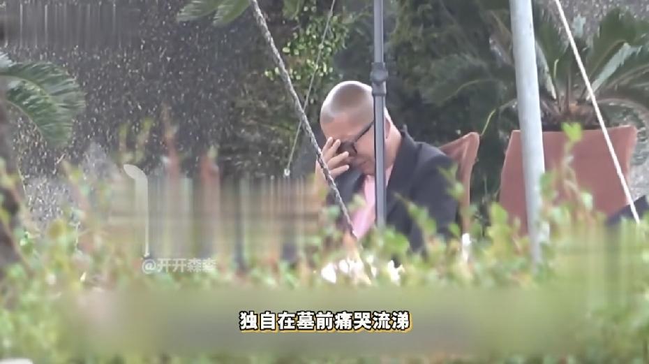 具俊晔又在大S墓前痛哭流涕了，你说他每天这样哭什么？

新闻说大S50岁冥诞，具