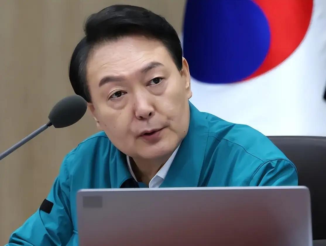 目瞪口呆！韩国总统上班也要打卡吗？据韩媒报道，韩国前总统尹锡悦上班经常迟到而被在