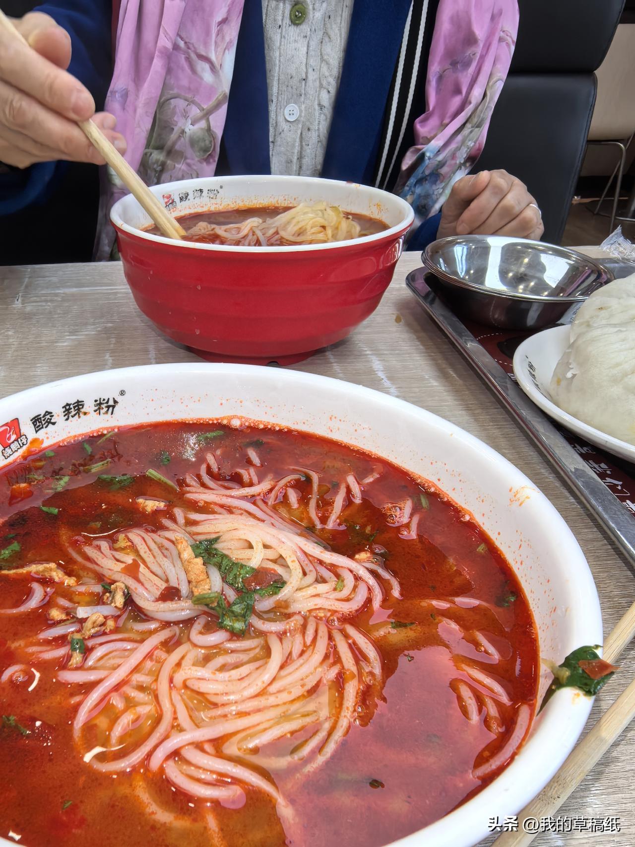 西宁人民公园门口的这家饭馆，两个人吃了35.5元！包子米粉味道咋样？真实探店来了