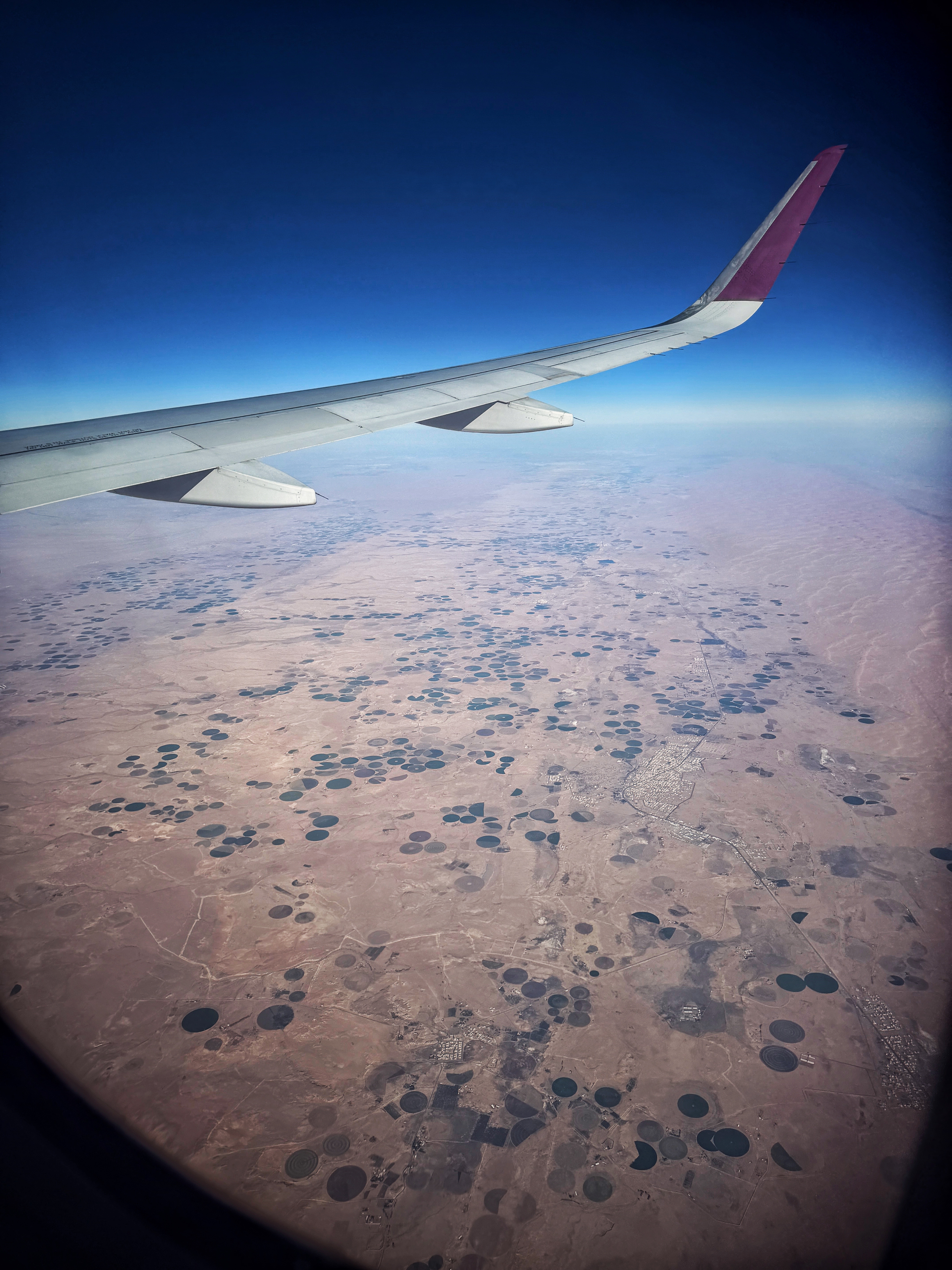 落地延布取路虎，出发达喀尔拉力赛营地⛺️🏜️ 。图一地面上那一个又一个的圆坑有