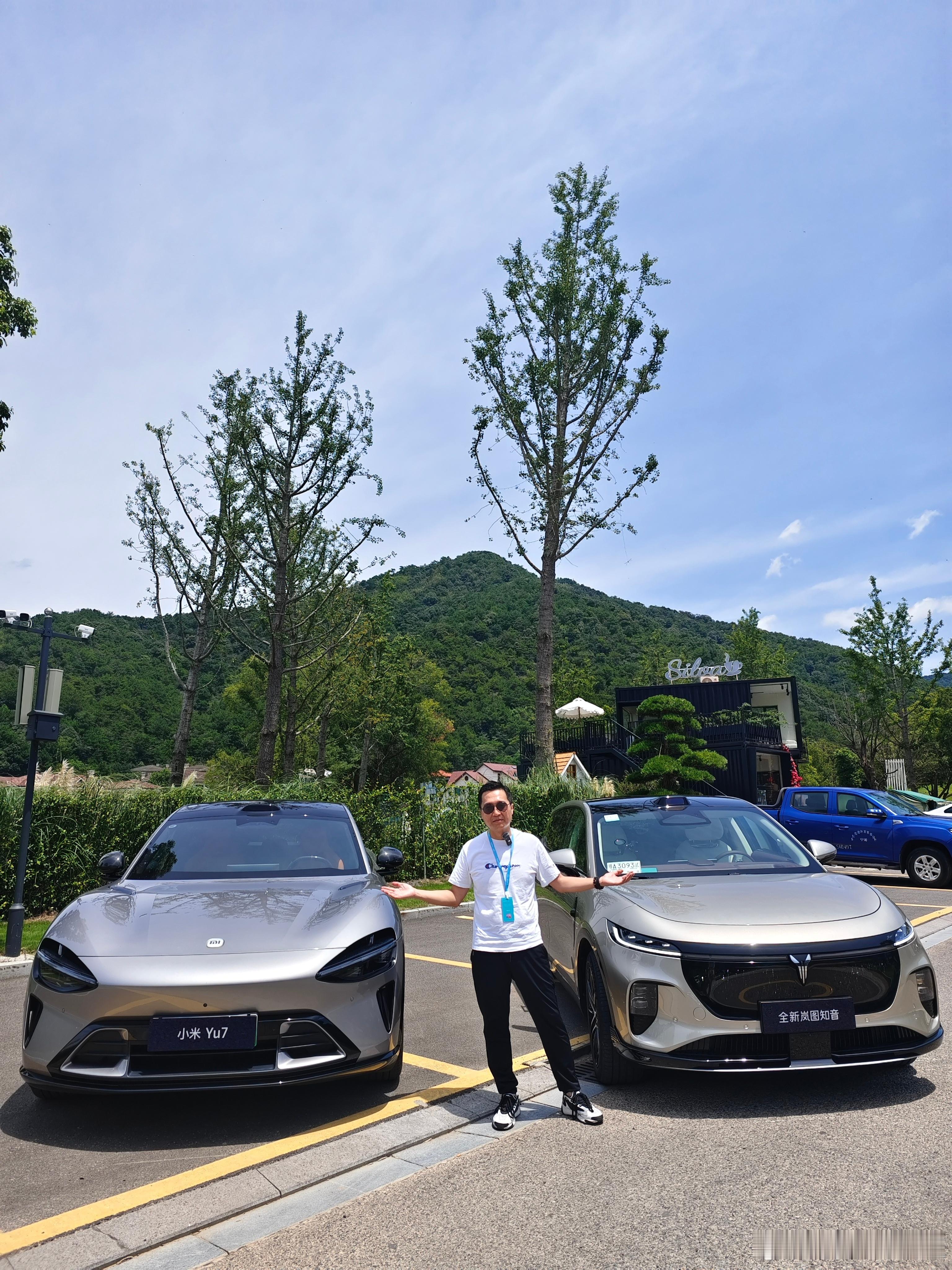 全新岚图知音和小米YU7，两款纯电大五座SUV，今天都让我遇见了。YU7售价25