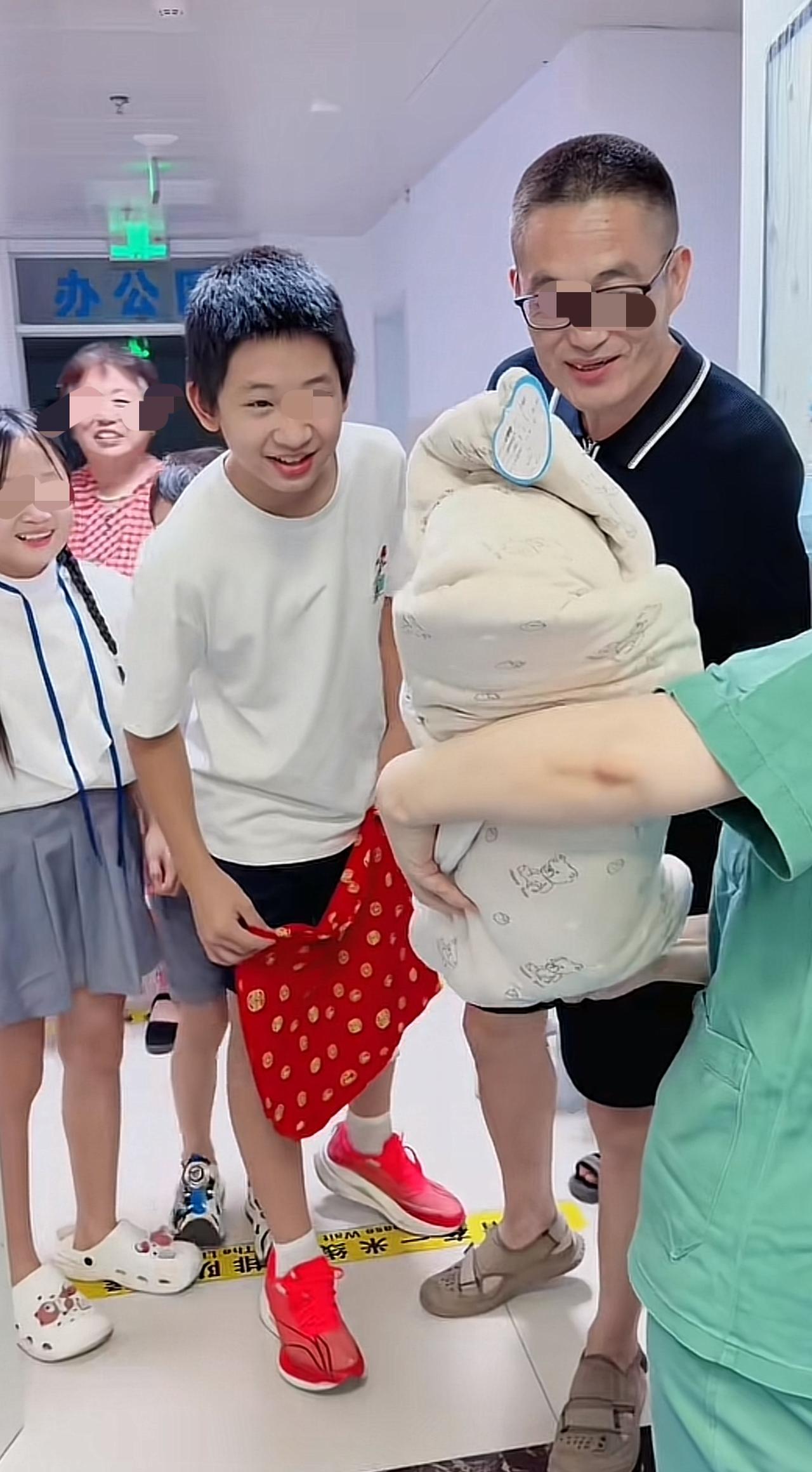 山东这家老八出生了，仔细一看，这家人不是为了凑一个什么好字，也不是重男轻女，而是