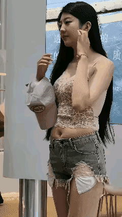 这是最贵重的衣服了吧？不知道是美丽还是耻辱，这就是女孩子们的审美吗？