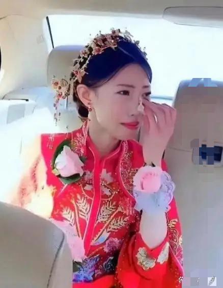 石家庄的若冰嫁到湖北。婚礼那天，娘家90多人自驾50辆车来，住婆家订的五星酒店。