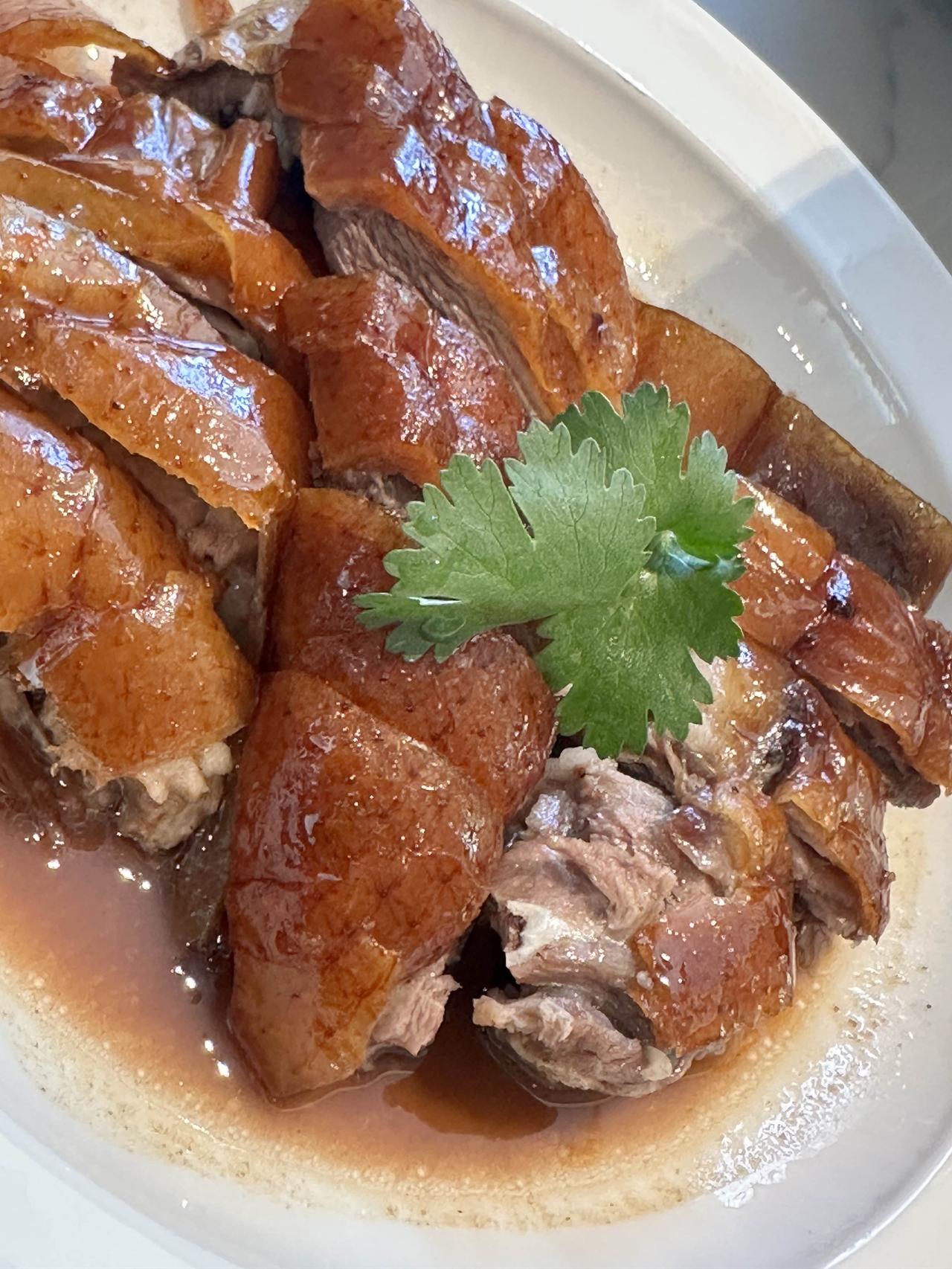 陶然亭的东莞烧鹅
他家的菜品表现中规中矩。烧鹅看样子是配送而来，好在没有反复加热