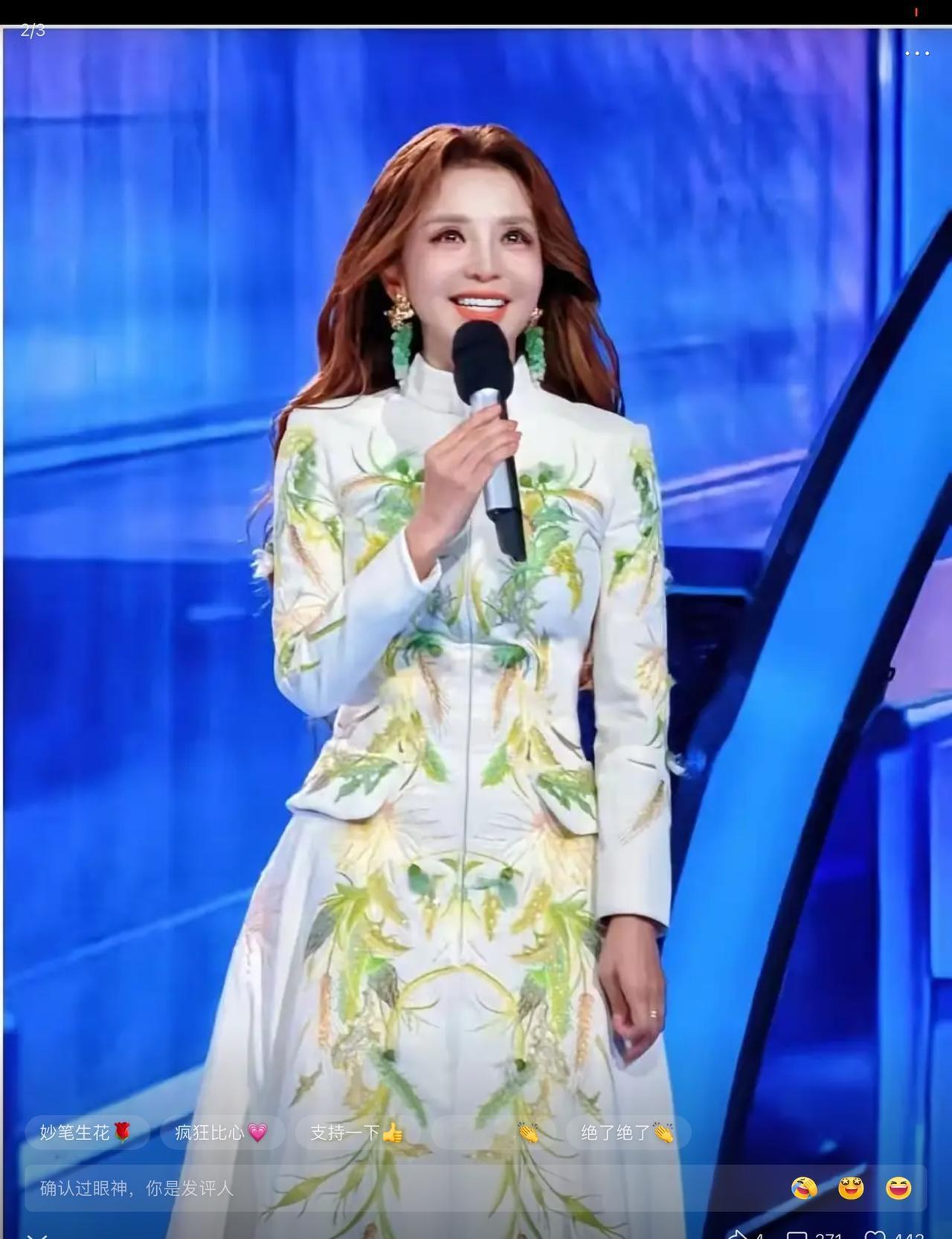 朱迅又站上中秋晚会的舞台，评论区却炸了。
2023年，她依然活跃在央视多档节目，