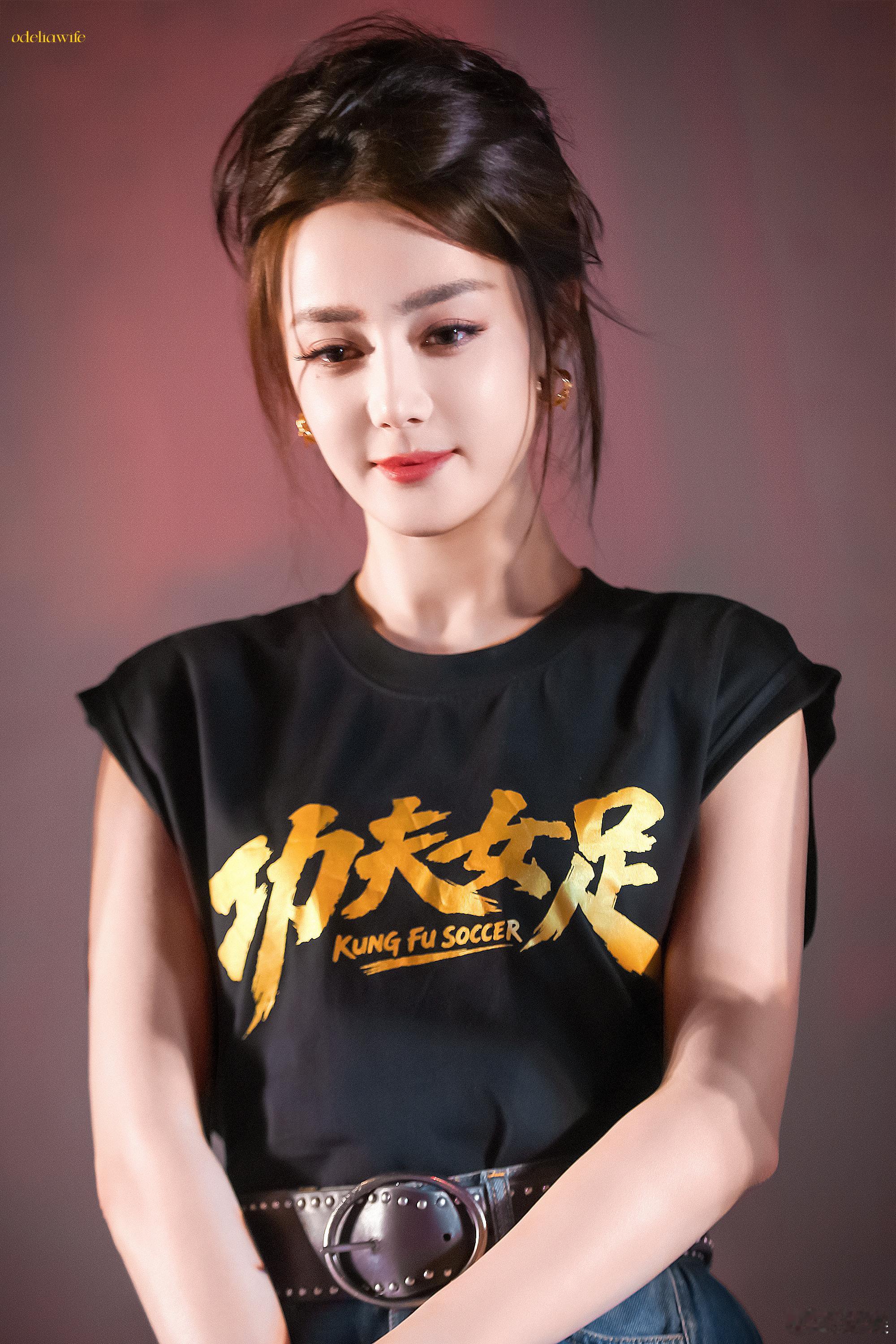 金鹤龙给迪丽热巴化少林女足酷飒妆今天《功夫女足》天津路演迪丽热巴妆容好漂亮，金鹤