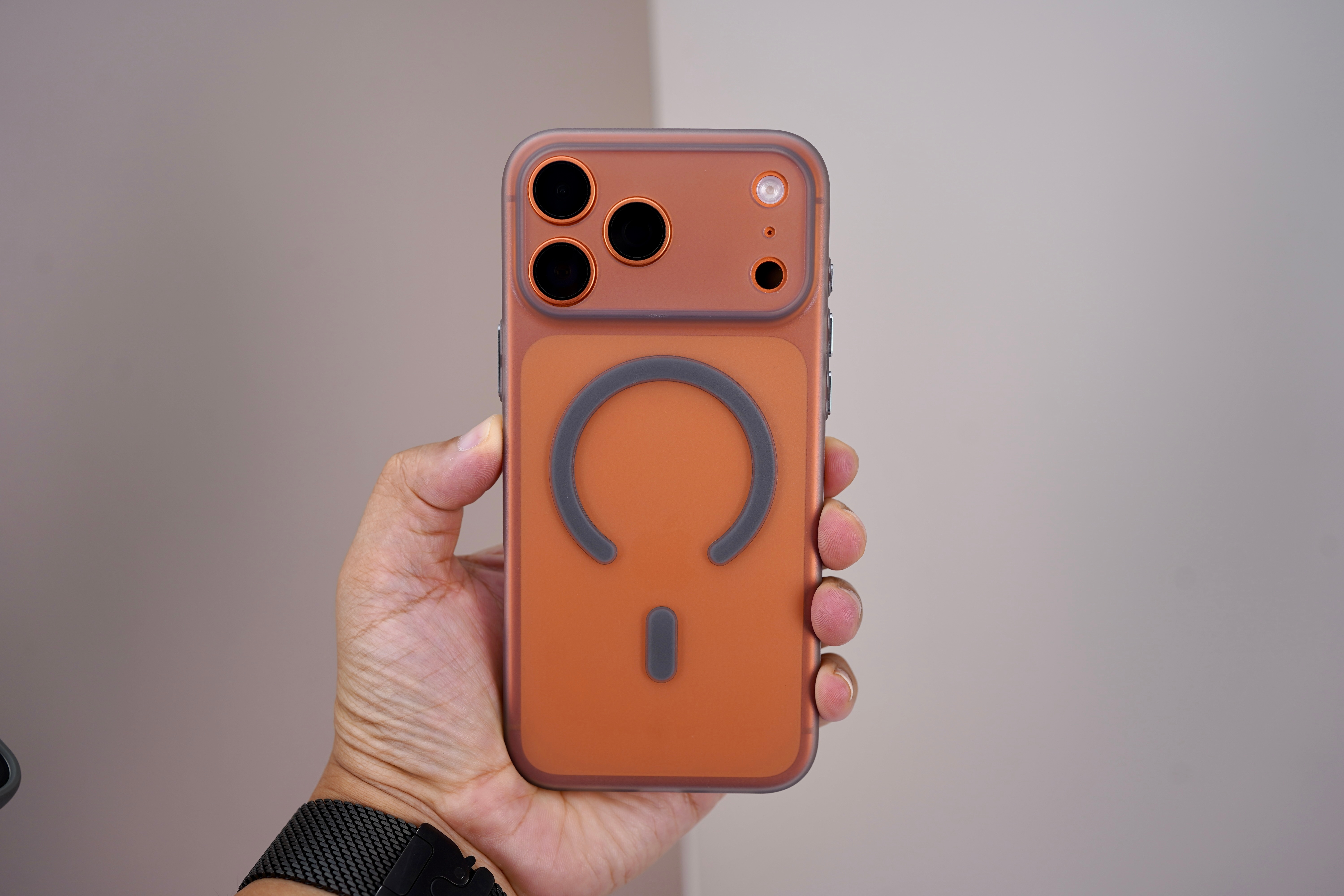 我们又将iPhone 15系那款肤感精孔壳拎出来了，升级了金属按键，手感无敌。工