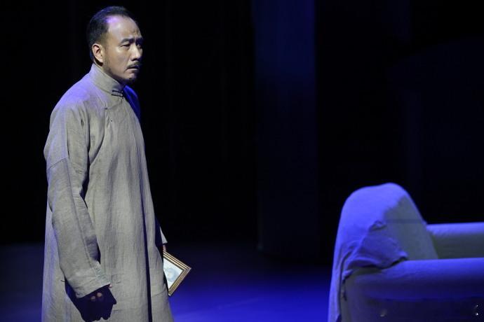 太惊喜！李六乙版话剧《雷雨》全国巡演正火热进行。胡军霸气演绎周朴园，其妻卢芳细腻