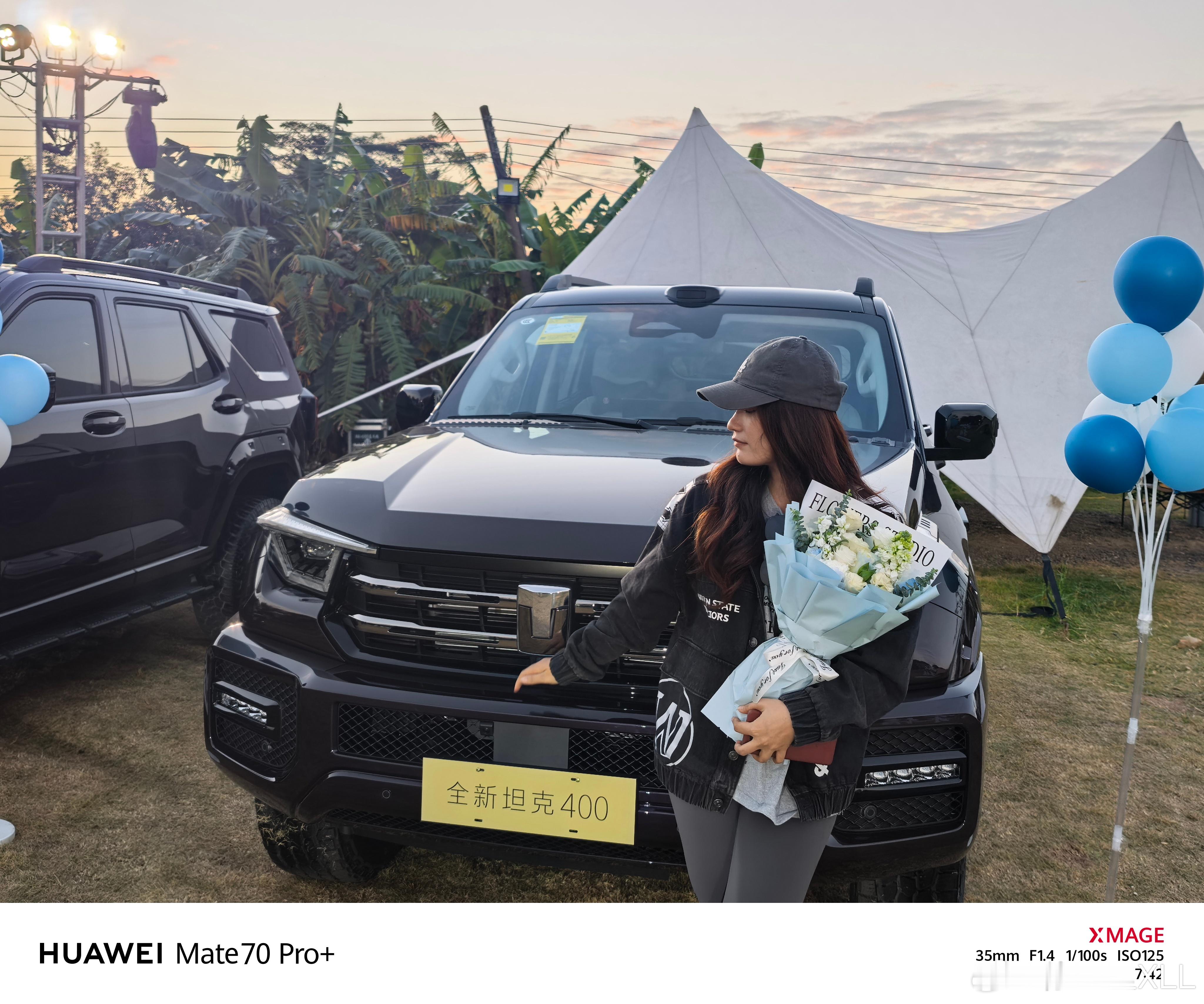 昨天是第一次参加坦克的交付仪式。 居然穿着金州勇士队的衣服去了。我很想提醒她，万