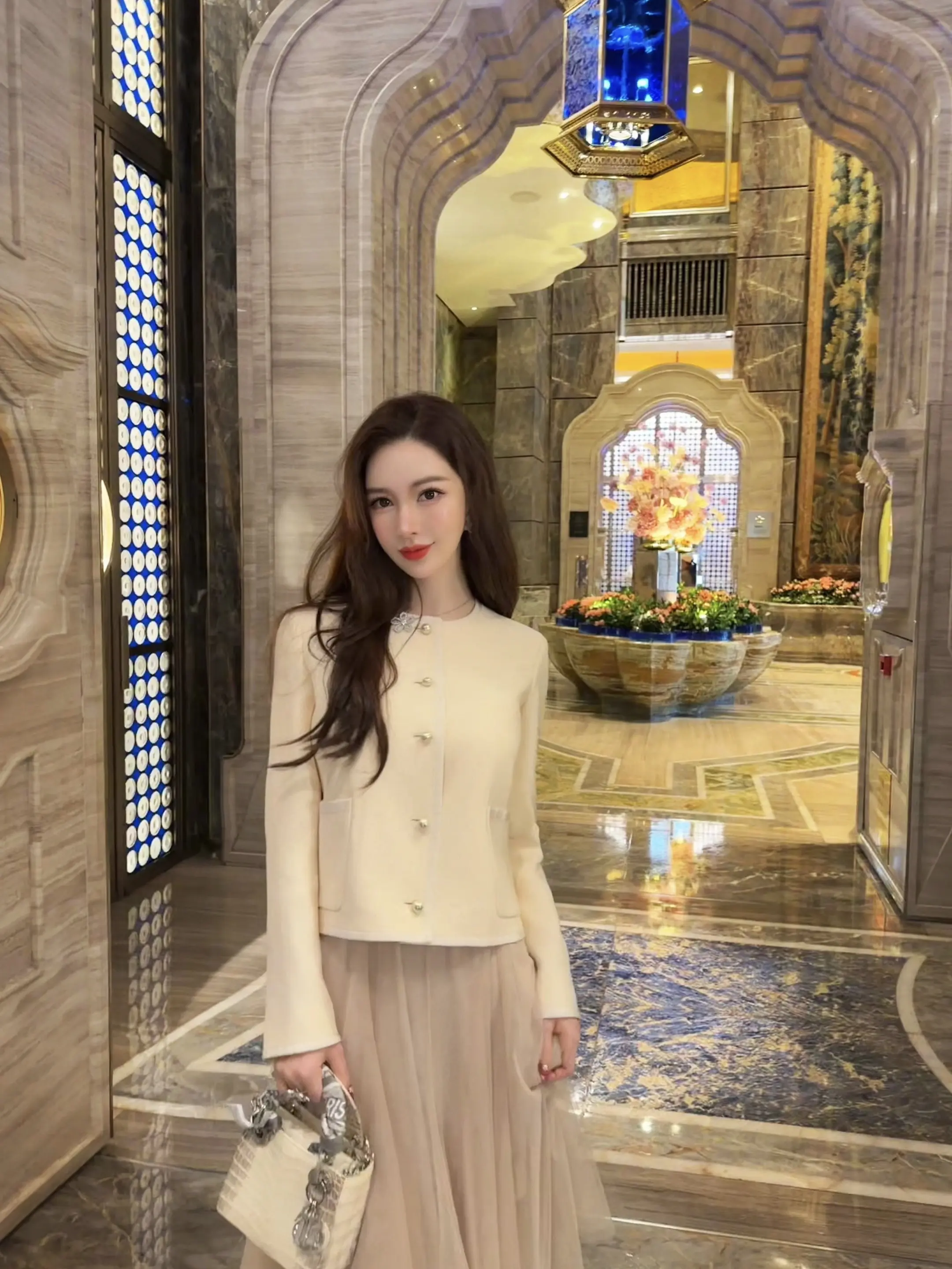 拥抱那些明亮柔软的日子 给漫长的岁月人生 平添一份温暖的抚慰 生活的美...