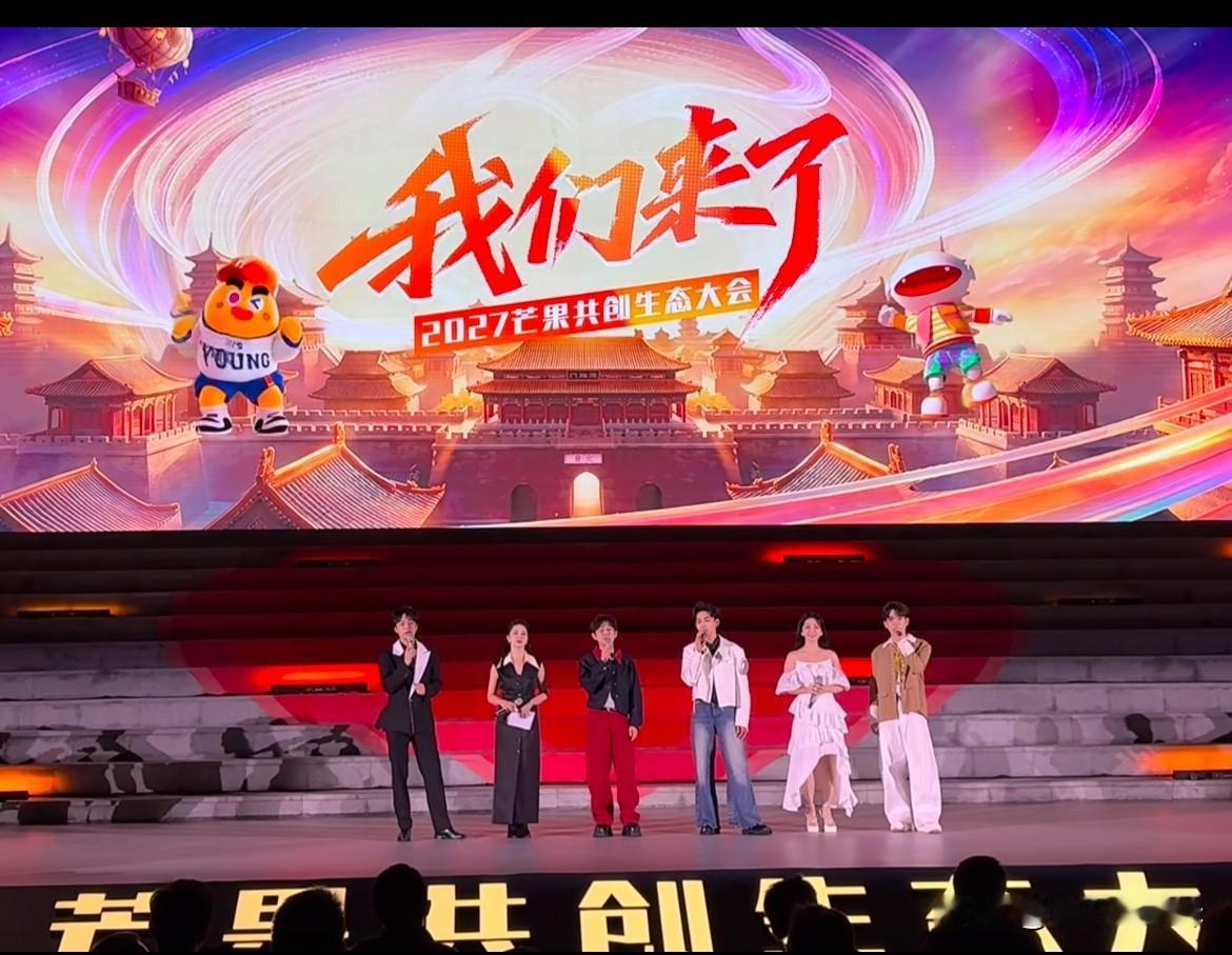 国民女主这个剪映应该是白鹿！
左下角是莴苣￼￼，第一行第五个像万茜……
国际大花