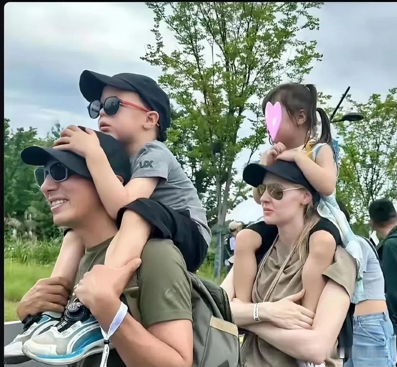 撒贝宁全家亮相啦！一儿一女骑在爸爸妈妈的肩膀上！多么的幸福啊！他的妻子肤白貌美，