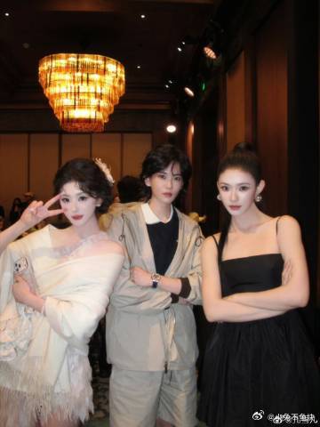 孔雪儿vogue集邮照 笑容灿烂的孔雪儿让人心动，她的时尚集邮照不仅展现了她的个